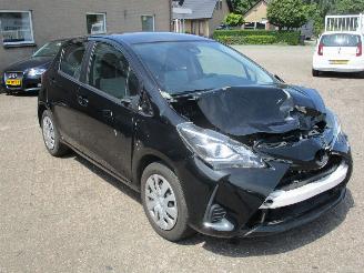 Vaurioauto  passenger cars Toyota Yaris 1.5 VVT-i Aspiration Airco NAP 2017/11