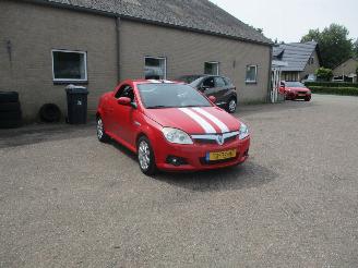 Vaurioauto  passenger cars Opel Tigra 1.4-16V Cosmo NAP 2005/1