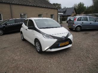 Schadeauto Toyota Aygo 1.0 VVT-i x-NOW Airco NAP 2015/8