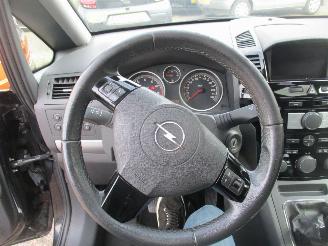 Opel Zafira 1.8 Essentis 6P PANO picture 19