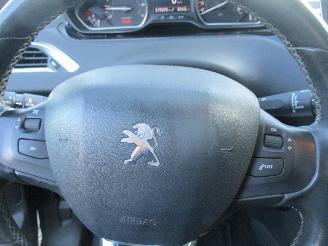 Peugeot 208 1.2 VTi Envy 5drs picture 21