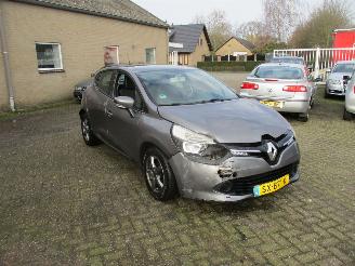 uszkodzony samochody osobowe Renault Clio 1.5 dCi Dynamique 2014/7