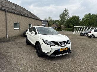 Vaurioauto  passenger cars Nissan Qashqai 1.2 Acenta 2014/3