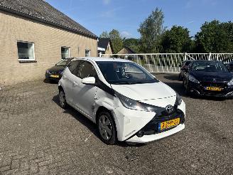Schadeauto Toyota Aygo 1.0 VVT-i x-play 2015/2