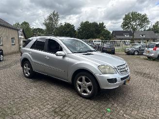 Damaged car Mercedes M-klasse 320 CDI 4matic AUT GRIJS KENTEKEN 2006/1