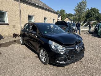 Vaurioauto  passenger cars Renault Clio 0.9 TCe Limited REST BPM €300,-!!! 2017/2