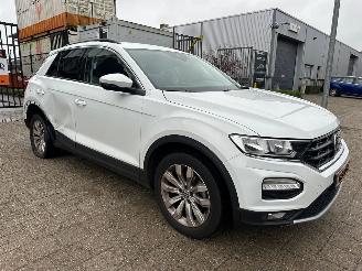 damaged passenger cars Volkswagen T-Roc 1.5 TSI Sport Automaat 2020/2