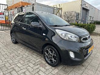 krockskadad bil auto Kia Picanto 1.0 CVVT World Cup Ed. 2014/7
