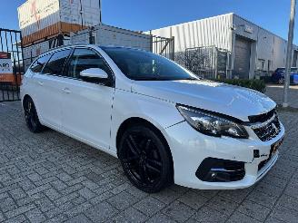 Schadeauto Peugeot 308 1.2 PureTech Automaat Blue Lease Premium 2018/10