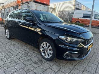 uszkodzony samochody osobowe Fiat Tipo 1.6 MultiJet 16v Business 2017/1
