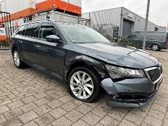 Schadeauto Skoda Superb Combi 1.4 TSI iV Business Edition Plus 2021/4