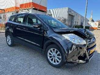 uszkodzony samochody osobowe Ford Kuga 1.5 Titanium 4WD Automaat 2015/3