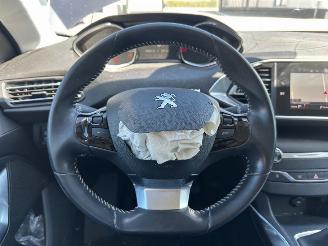 Peugeot 308 1.2 PureTech Allure picture 9