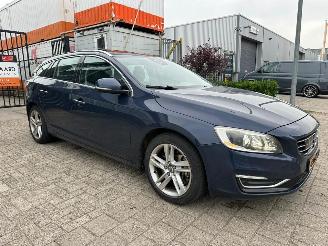 Unfallwagen Volvo V-60 2.4 D6 AWD Plug-In Hybrid Summum 2013/11