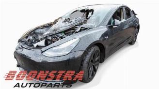 Salvage car Tesla Model 3 Model 3, Sedan, 2017 Standard RWD Plus, Loing Range RWD 2021/12