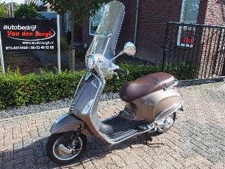 Schade scooter Vespa  Primavera 4T Snor 2015/5