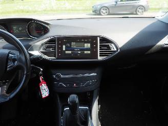 Peugeot 308 1.2 e-THP Active picture 18