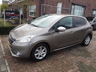 damaged passenger cars Peugeot 208 1.2 VTi Style 2014/6