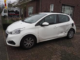 damaged passenger cars Peugeot 208 1.2 PureTech Blue lion 2017/12