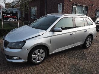 Vaurioauto  passenger cars Skoda Fabia 1.2 tsi ambition 2016/11