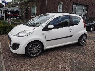 uszkodzony samochody osobowe Peugeot 107 1.0 Active 2012/9