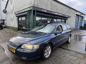 uszkodzony samochody osobowe Volvo V-70 2.5 Turbo 154KW Momentum Automaat 2004/12