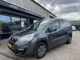 krockskadad bil auto Peugeot Partner 1.6 HDI PREMIUM PACK AIRCO AUTOMAAT 2017/8
