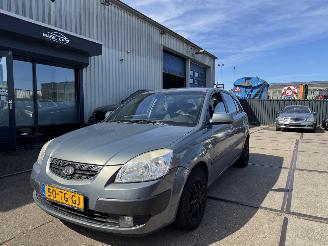 skadebil auto Kia Rio 1.4 AIRCO AUTOMAAT 5-DRS 2006/8