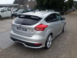 Ford Focus ST 2.0 16v Turbo picture 3