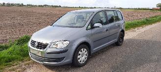 uszkodzony samochody osobowe Volkswagen Touran 1.9 tdi 2009/1