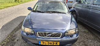 Damaged car Volvo V-70 2.4 D 2002/6