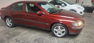 Vaurioauto  passenger cars Volvo S-60 2.4 T 2001/2
