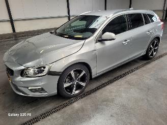 Damaged car Volvo V-60 1.5 T3 112-KW Automaat R-DESIGN 2017/6