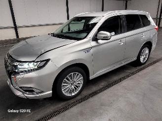 uszkodzony samochody osobowe Mitsubishi Outlander 2.4 PHEV 99-KW Automaat AWD Plug-In-Hybrid 2021/5