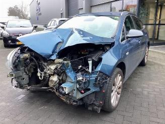 Coche siniestrado Opel Astra Astra J Sports Tourer (PD8/PE8/PF8), Combi, 2010 / 2015 1.4 Turbo 16V 2013/4