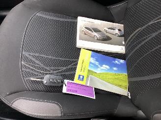 Peugeot 208 1.0 Vti picture 16