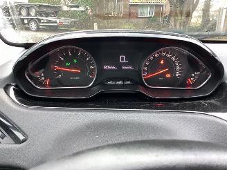 Peugeot 208 1.0 Vti picture 11