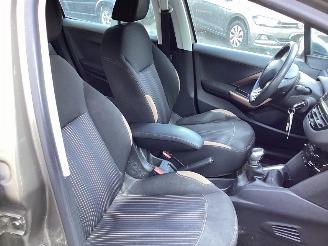 Peugeot 208  picture 10