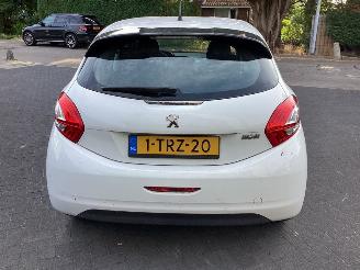 Peugeot 208  picture 6