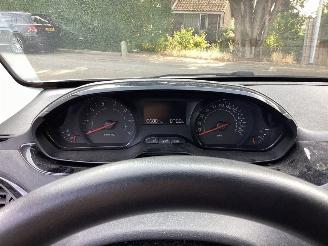 Peugeot 208  picture 13