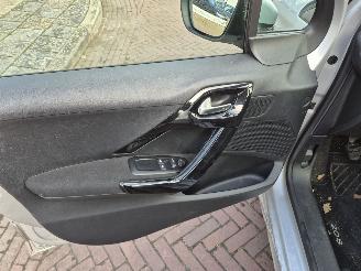 Peugeot 208 1.2 VTi Active picture 10