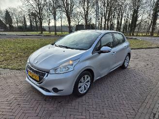krockskadad bil auto Peugeot 208 1.2 VTi Active 2013/3