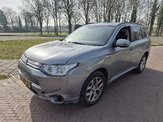 Voiture accidenté Mitsubishi Outlander 2.0 PHEV EDITION 2014/6