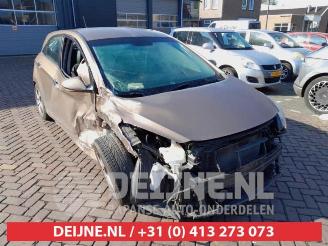 krockskadad bil auto Hyundai I-30 i30 (GDHB5), Hatchback, 2011 1.6 GDI Blue 16V 2013/3