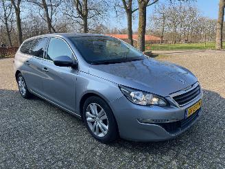 Schadeauto Peugeot 308 1.6 BluedHdi Pack 2015/5
