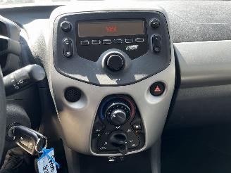 Peugeot 108 1.0 e-VTI AIRCO / 5 DEURS picture 10