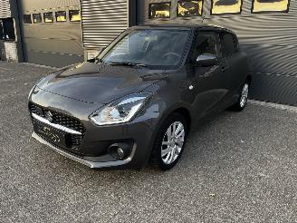 damaged passenger cars Suzuki Swift 1.2i AUTOMAAT / SMART-HYBRID / CRUISE 2021/4