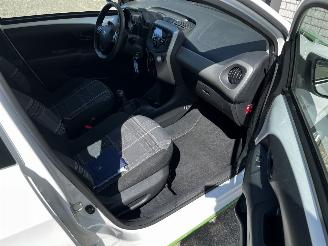 Peugeot 108 1.0 e-VTI AIRCO / 5 DEURS picture 6