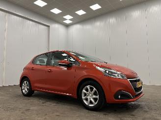 Vaurioauto  passenger cars Peugeot 208 1.2 PureTech 5-drs Airco 2016/3