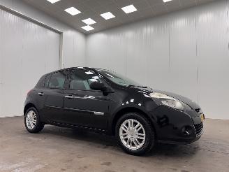 damaged passenger cars Renault Clio 1.2 Authentique 5-drs Airco 2012/7